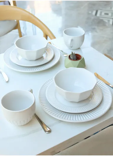 16 Pcs/Set Chip Resistant &amp; Scratch Resistant Ultra Chic Dinnerware Service for 4, Microwave &amp; Dishwasher Safe, Durable Everyday Dining Set - White