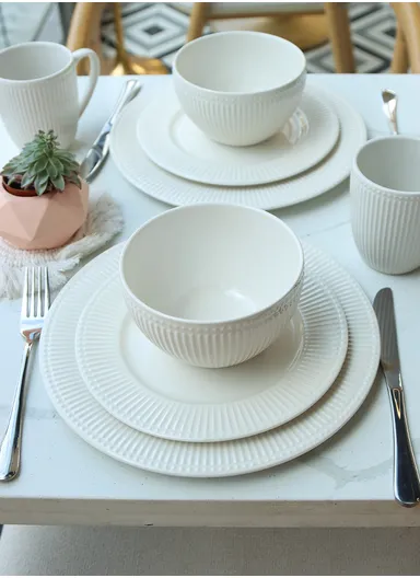 16 Pcs/Set Chip Resistant &amp; Scratch Resistant Ultra Chic Dinnerware Service for 4, Microwave &amp; Dishwasher Safe, Durable Everyday Dining Set - Off White