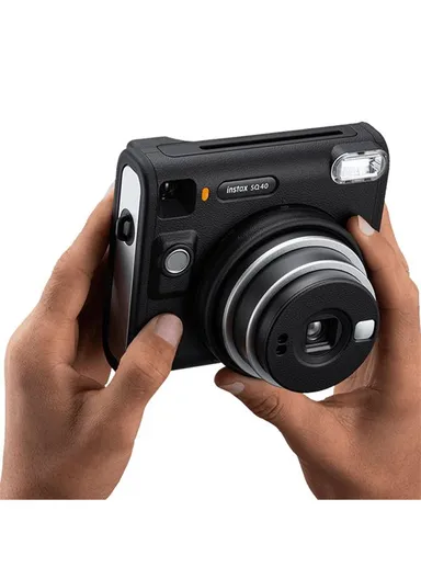 Instant Camera Stylish Textured Design, Automatic Exposure, Selfie Lens &amp; Mirror FUJLSINSTAXSQ40BLK
